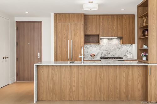 3j-30-55 Vernon Blvd, Astoria, NY, 11102-4025 | Card Image