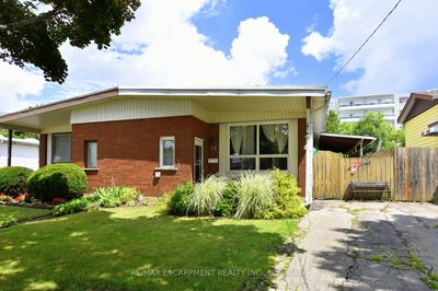 33 Fielding Cres, Home with 3 bedrooms, 2 bathrooms and 2 parking in Hamilton ON | Image 1