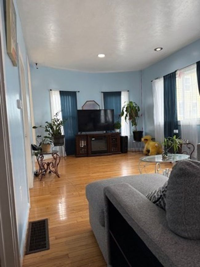 10 Byron St, House other with 4 bedrooms, 2 bathrooms and 4 parking in Worcester MA | Image 4