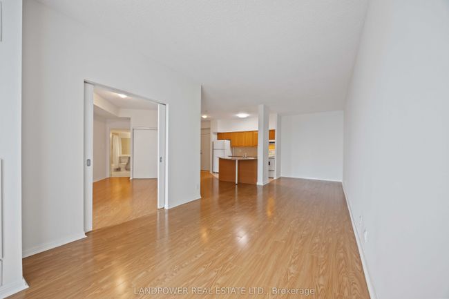 1017 - 230 Queens Quay W, Condo with 2 bedrooms, 1 bathrooms and null parking in Toronto ON | Image 11