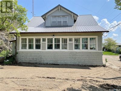 104 2nd St E, House other with 5 bedrooms, 2 bathrooms and null parking in Kincaid SK | Image 1