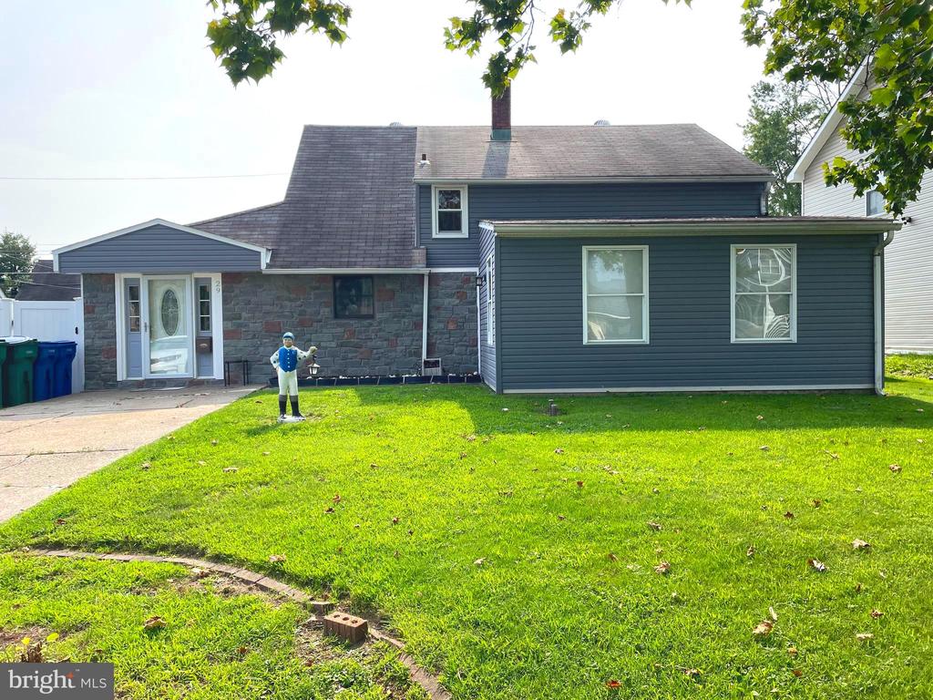 Grapevine Rd, Levittown, PA 19057