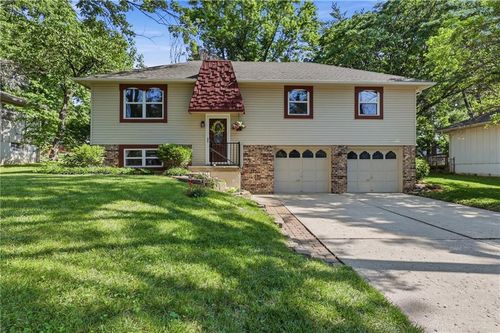 201 Sw Sandstone Dr, Blue Springs, MO, 64014-4550 | Card Image
