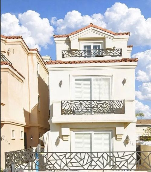 211 Chicago Ave, Huntington Beach, CA, 92648-5258 | Card Image