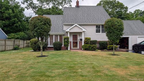 7 Oaktree Ln, Huntingtn Sta, NY, 11746-4013 | Card Image