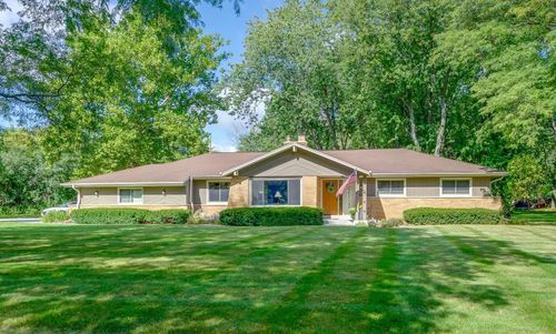 2820 W Saint James Ln, Mequon, WI, 53092-3027 | Card Image