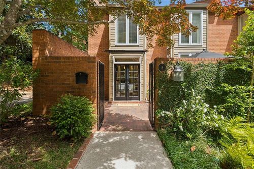 8 Willow Gln, Atlanta, GA, 30342-1109 | Card Image