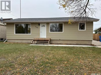 120 Perry Cres, House other with 3 bedrooms, 2 bathrooms and null parking in Estevan SK | Image 1