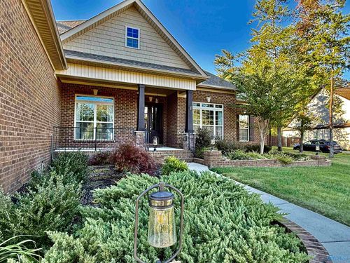 18 Natures Ridge Way Se, Huntsville, AL, 35803-3842 | Card Image