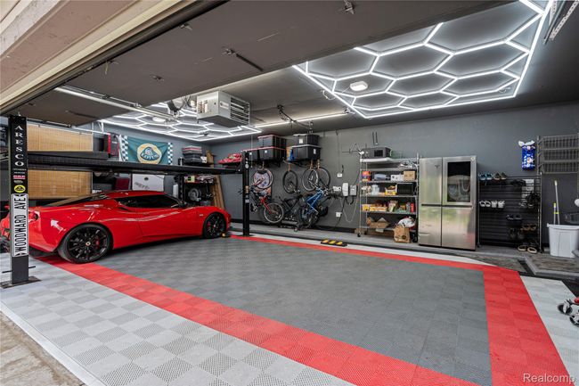 Garage. | Image 11