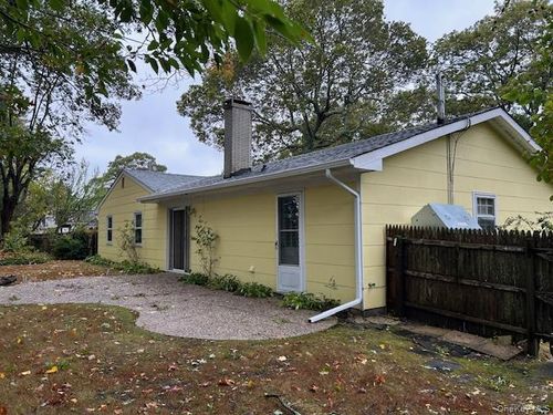 11 Westmoylan Ln, Coram, NY, 11727-1122 | Card Image