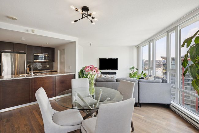 1807 - 918 Cooperage Way, Condo with 1 bedrooms, 1 bathrooms and 1 parking in Vancouver BC | Image 3