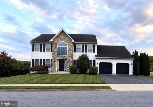 17 Shelly Dr, SINKING SPRING, PA, 19608-8977 | Card Image