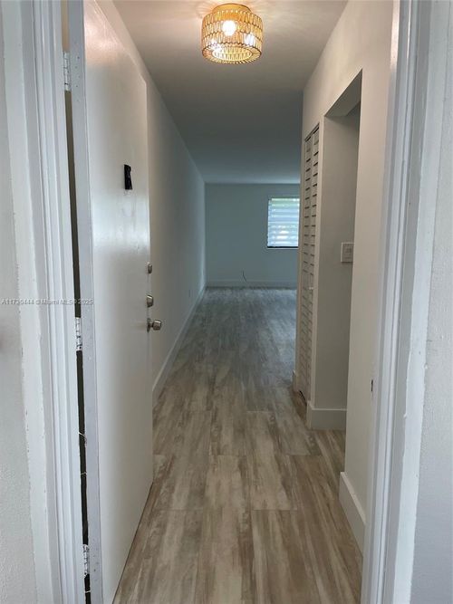 apt-207-460 W Park Dr, Miami, FL, 33172-3969 | Card Image