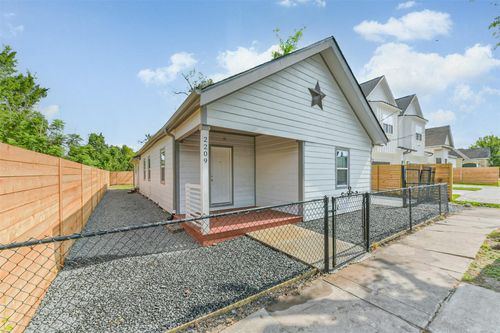 2209 Noble St, Houston, TX, 77026-6831 | Card Image