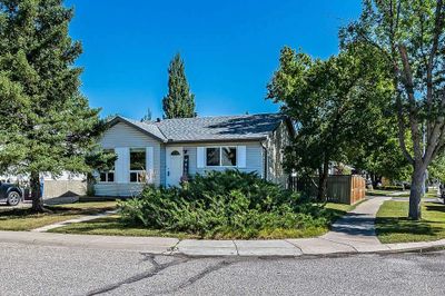 1 Hunters Cres, House detached with 3 bedrooms, 2 bathrooms and 2 parking in Okotoks AB | Image 2