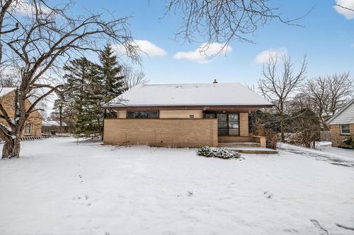 7470 N Navajo Road, FOX POINT, WI, 53217 | Card Image