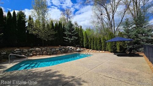 960 Hill Hollow Ln, Milford, MI, 48381-4727 | Card Image