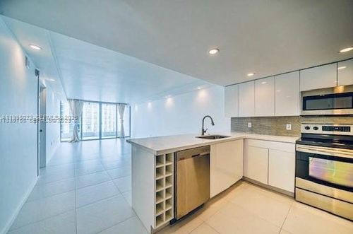 apt-17f-555 Ne 15th St, MIAMI, FL, 33132-1402 | Card Image