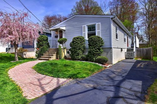 137 Harding Ave, West Haven, CT, 06516-6337 | Card Image