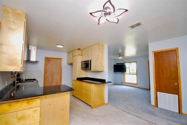 904 S Peck St, House other with 3 bedrooms, 1 bathrooms and 1 parking in Shiner TX | Image 10
