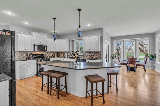 5712 Payne St, House other with 5 bedrooms, 5 bathrooms and null parking in Shawnee KS | Image 4