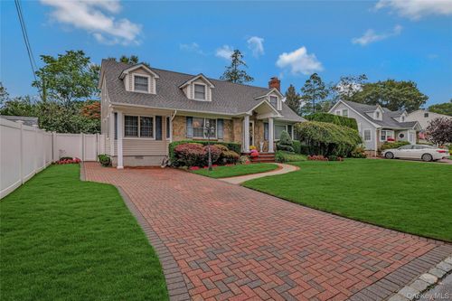 45 Manchester St, Westbury, NY, 11590-1814 | Card Image