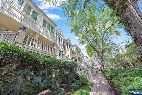 10 Lenox Ct, Fort Lee, NJ, 07024-1809 | Card Image