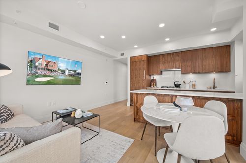 313-2550 Garden Dr, Vancouver, BC, V5N4X6 | Card Image