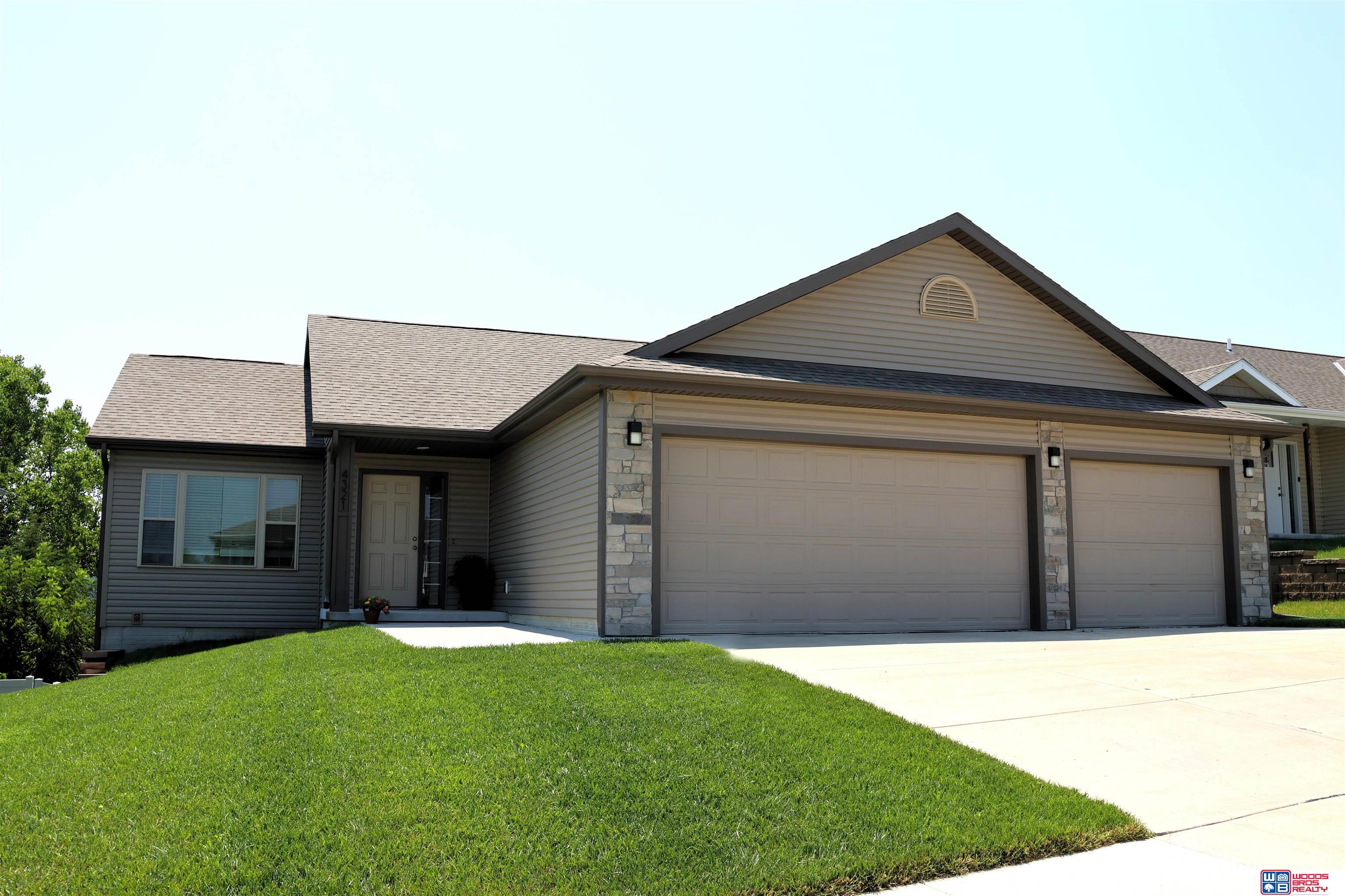 Rebecca Ln, Lincoln, NE 68528