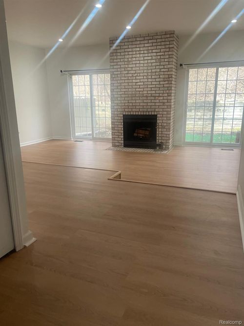 1370 Crescent Ln, Rochester Hills, MI, 48306-4279 | Card Image