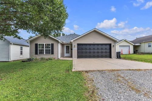 411 E 6th St, Cameron, MO, 64429-1815 | Card Image