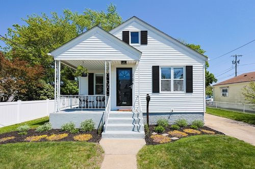 128 1st St, Pawtucket, RI, 02861-3118 | Card Image