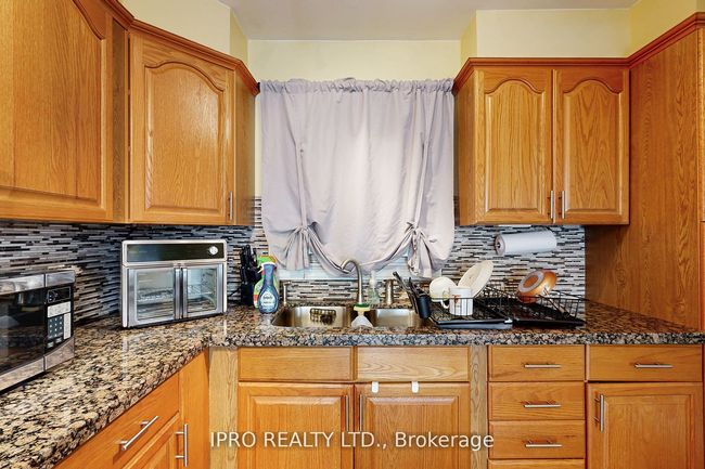 238 Royal Salisbury Way, House attached with 3 bedrooms, 2 bathrooms and 3 parking in Brampton ON | Image 9