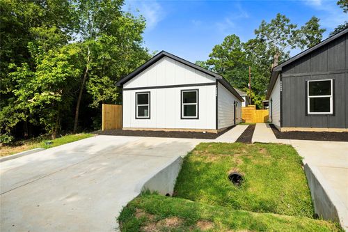 11553 Persimmon St, Willis, TX, 77318-7294 | Card Image