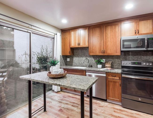 19414 Vineyard Ln, Townhouse with 3 bedrooms, 3 bathrooms and 20 parking in Saratoga CA | Image 6