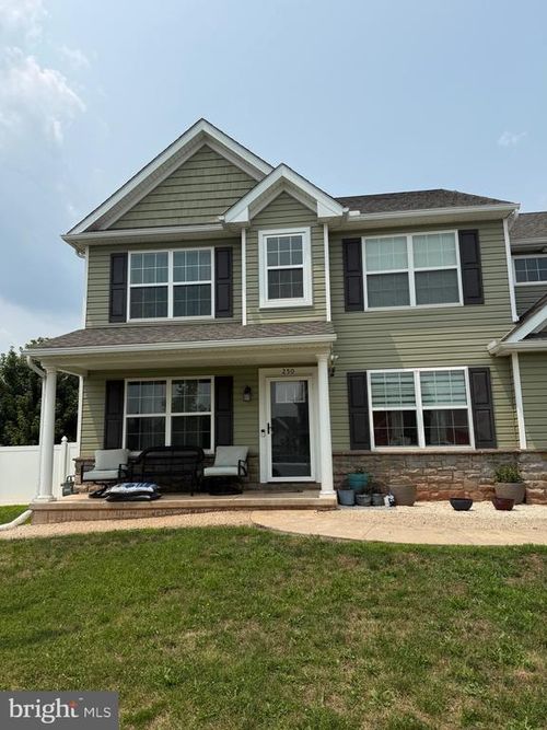 250 Callie Dr, YORK, PA, 17404-9431 | Card Image