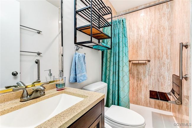 Bathroom with vanity and shower / bath combo | Image 20