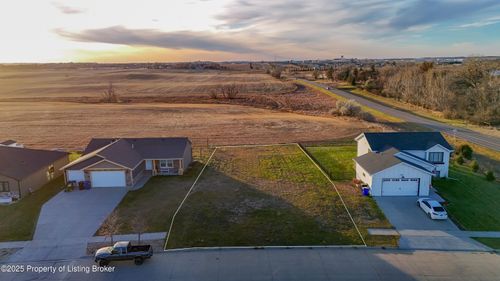 1727 Yellowstone Cir, Dickinson, ND, 58601-3002 | Card Image