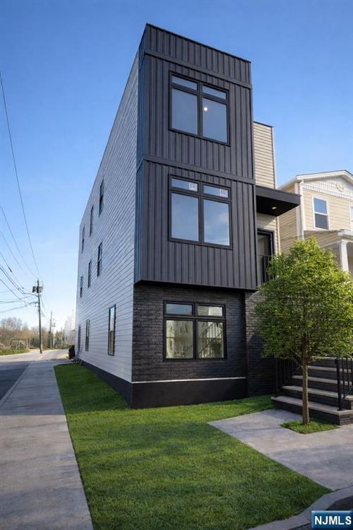 57 Graham Ave, Paterson, NJ, 07524-2422 | Card Image