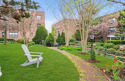 2e-1 Town House Pl, Great Neck, NY, 11021-3219 | Card Image