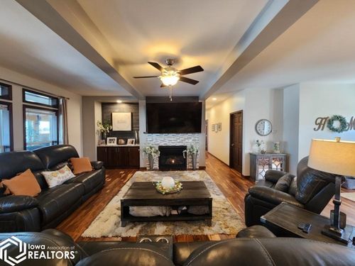 940 250th St, Sheffield, IA, 50475-8130 | Card Image