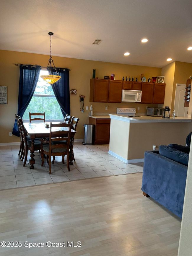 205 - 1065 Venetian Dr, Condo with 3 bedrooms, 2 bathrooms and null parking in Melbourne FL | Image 10