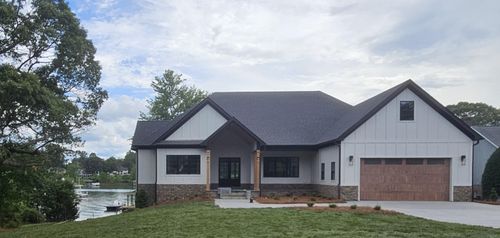 95 Shoreline Cir, Penhook, VA, 24137-5087 | Card Image