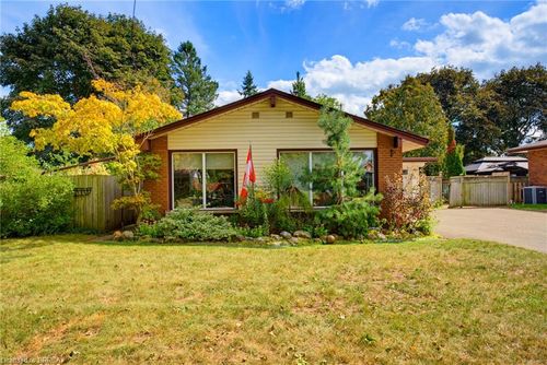 11 Redwood Rd, Brantford, ON, N3R3M2 | Card Image