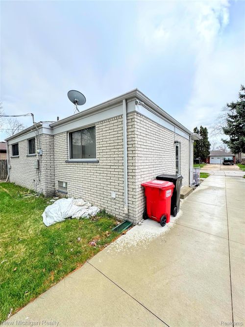 25888 Carl St, Roseville, MI, 48066-3866 | Card Image