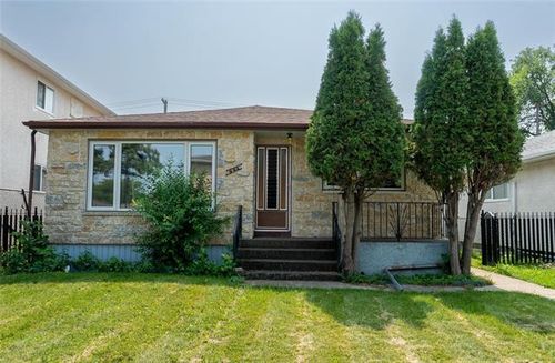 994 Manhattan Ave, Winnipeg, MB, R2L1C2 | Card Image