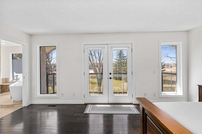 919 Shawnee Dr Sw, House other with 5 bedrooms, 4 bathrooms and 4 parking in Calgary AB | Image 24