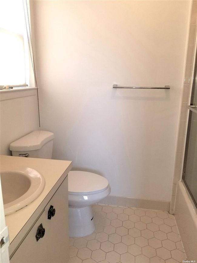 Bath in 2nd bedroom | Image 14