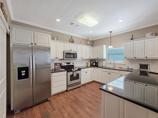 933 Westview, House other with 2 bedrooms, 2 bathrooms and 1 parking in Crystal Beach TX | Image 23